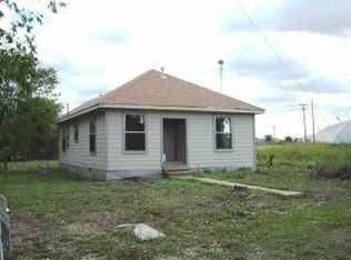 702 E 2nd St, Taylor, TX 76574