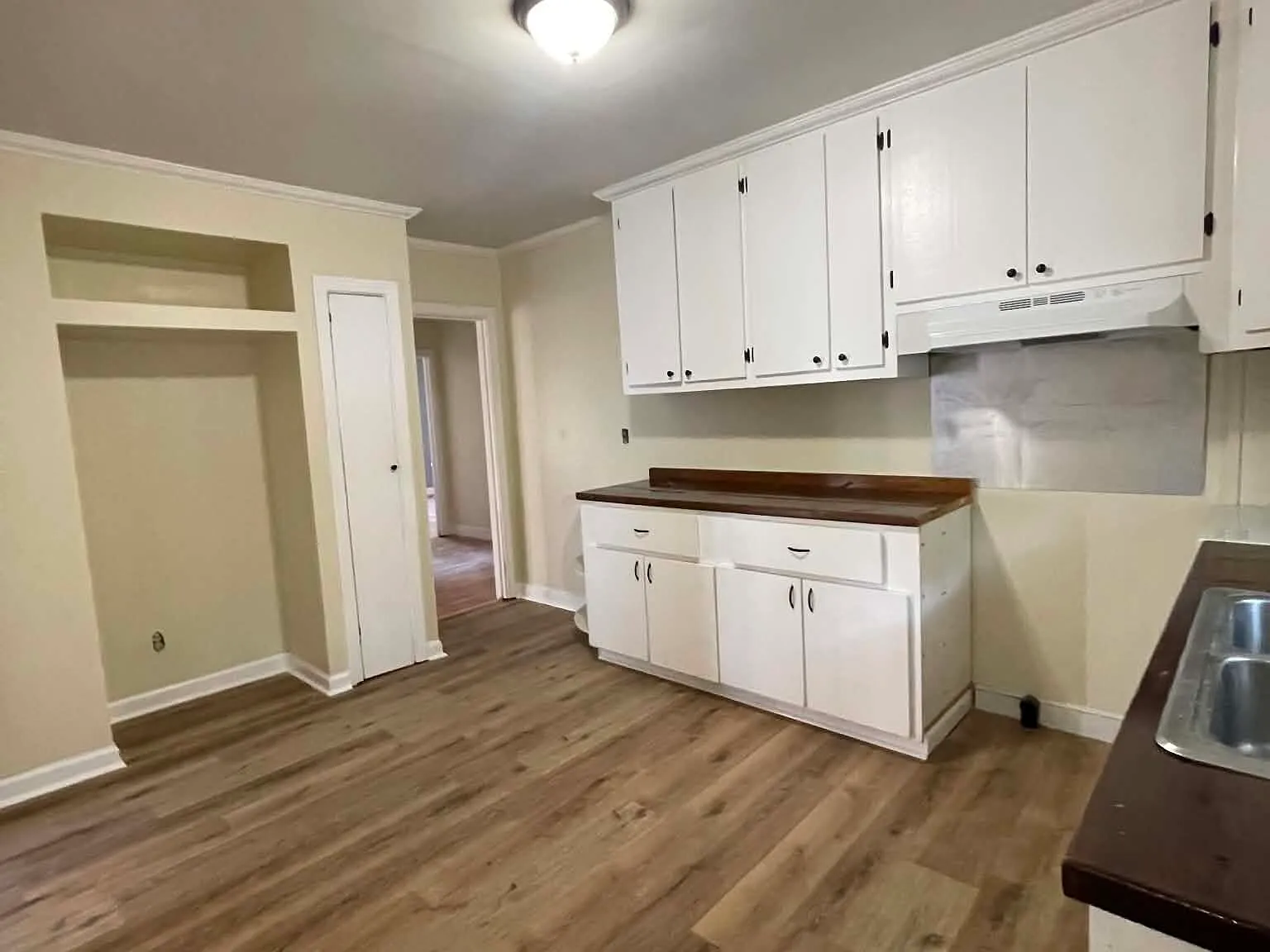 2 bed, 1.0 bath, 1089 sqft, $1,275 — Photo 2