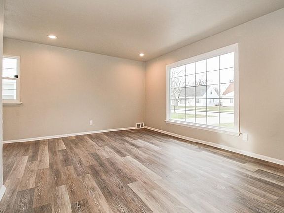 4th image of 26380 Farringdon Ave