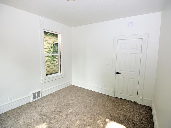 3rd image of 2661 Eccles Ave