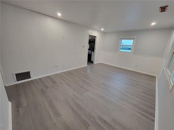 3rd image of 136 Iroquois St