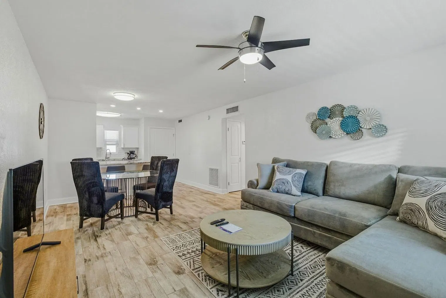2 bed, 1.0 bath, 10494 sqft, $5,369 — Photo 2