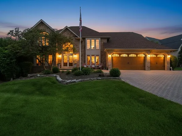 8701 Lake Ridge Dr, Darien, IL 60561