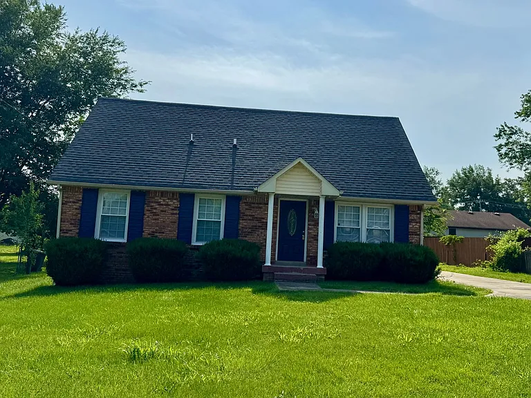 389 Elaine Dr — Photo 2