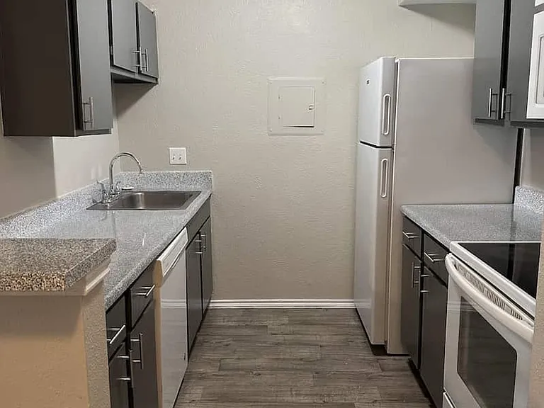 Fairway Square Apartments — Photo 28