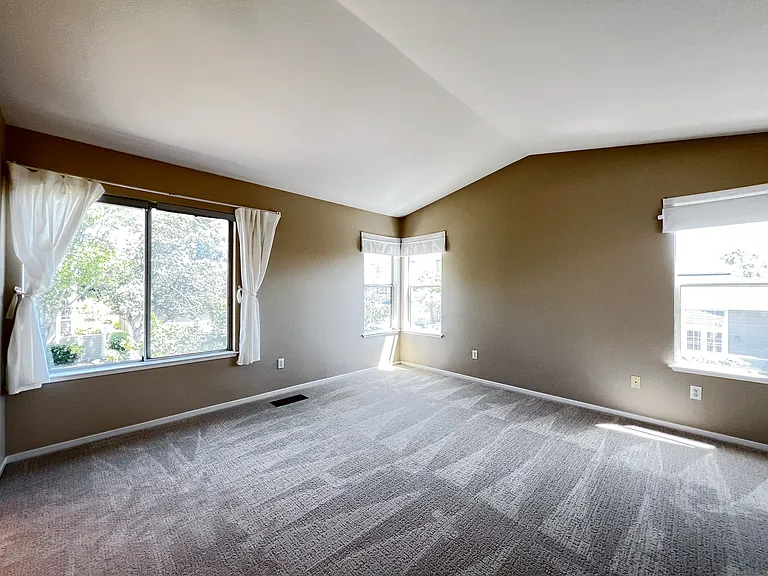 124 Northampton Ln — Photo 17
