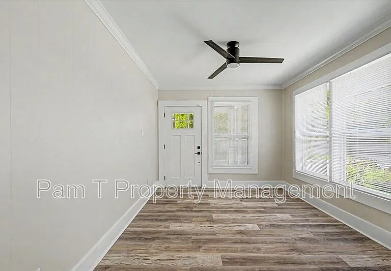 16 Helmken St — Photo 7