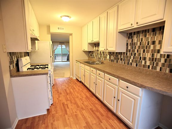 2nd image of 1992 Tall Oaks Dr APT 3B