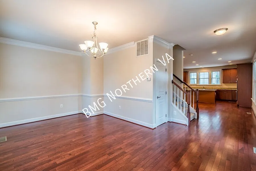 Gorgeous And Upgraded 2 Bedroom 3.5 Bathroom End Unit Townhome In Popular Shirlington Crest — Photo 2