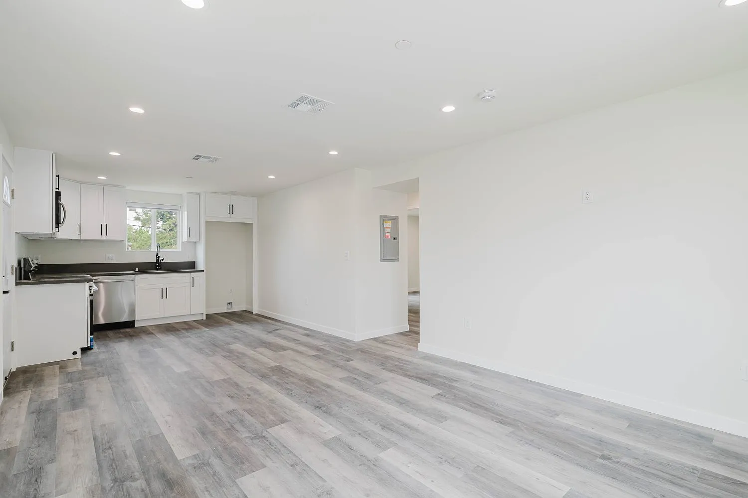 2 bed, 852 sqft, $3,100 — Photo 3