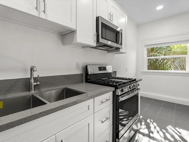 1611 Schrader Apartments (#810) — Photo 9