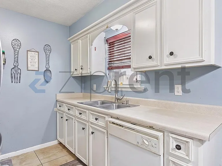 1218 W Donovan St — Photo 9