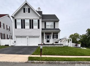 2 Oxford Ct, Kendall Park, NJ 08824