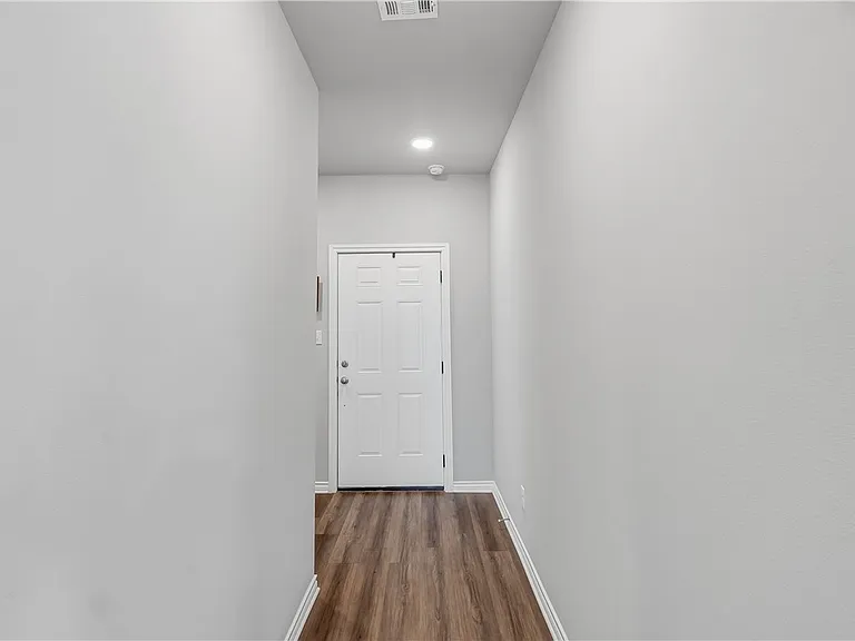 2420 Lightfoot Ln — Photo 4