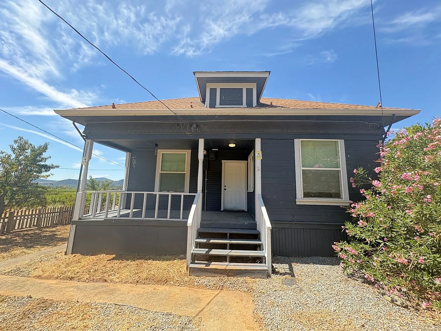 Charming Three Bedroom, One Bathroom Home in Cloverdale — Photo 2
