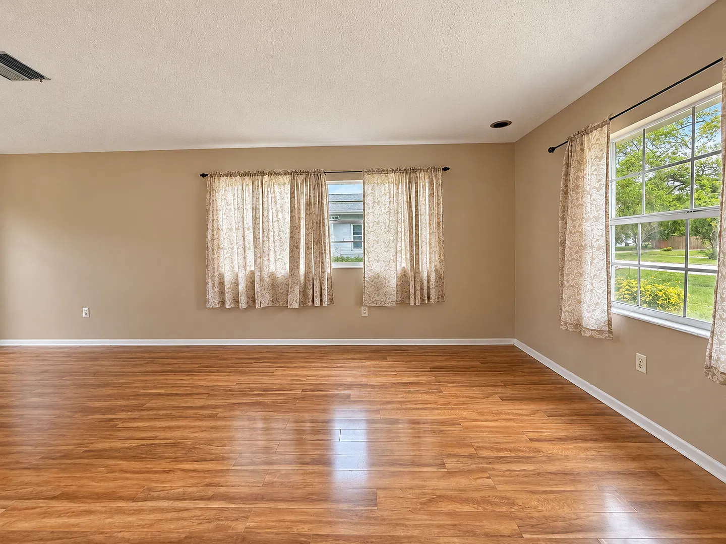 Englewood Park 3 bedroom, 2 bath available now! — Photo 2