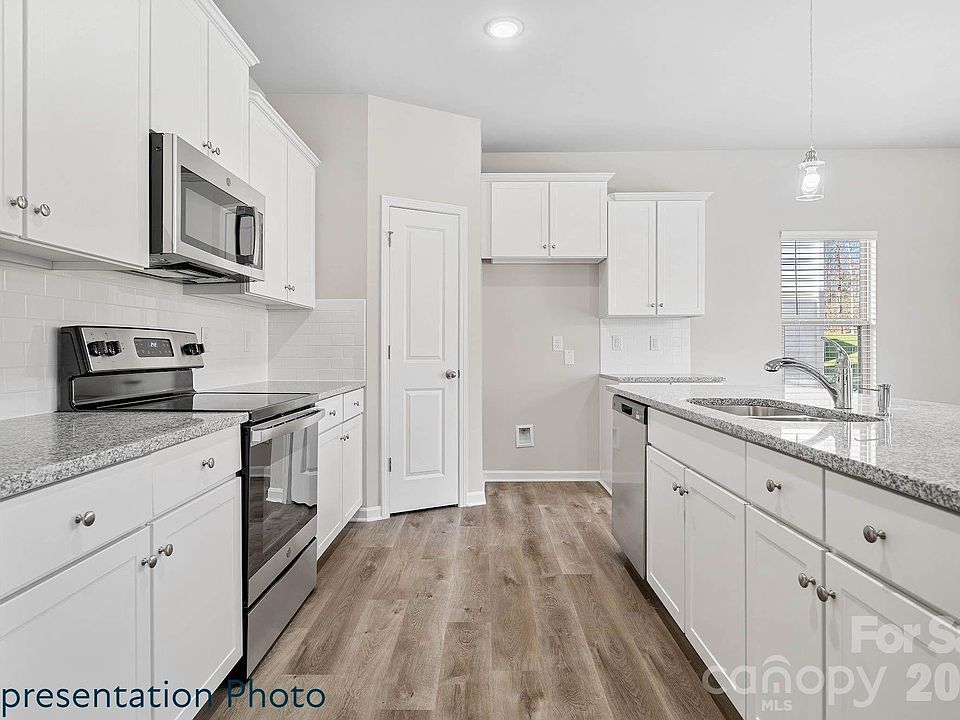 2nd image of 216 Roxanna Ct