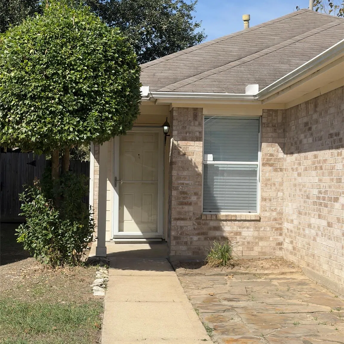 3 bed, 2.0 bath, 1152 sqft, $1,600 — Photo 2