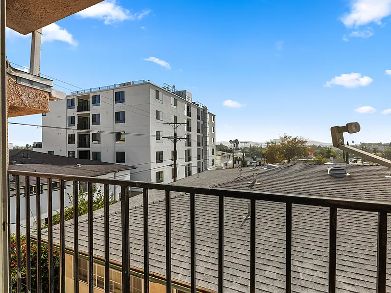 1540 S Fairfax Ave #7 — Photo 11