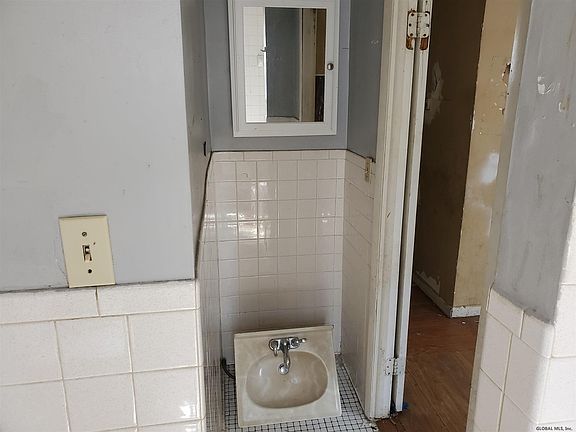 5th image of 109 N Lake Ave
