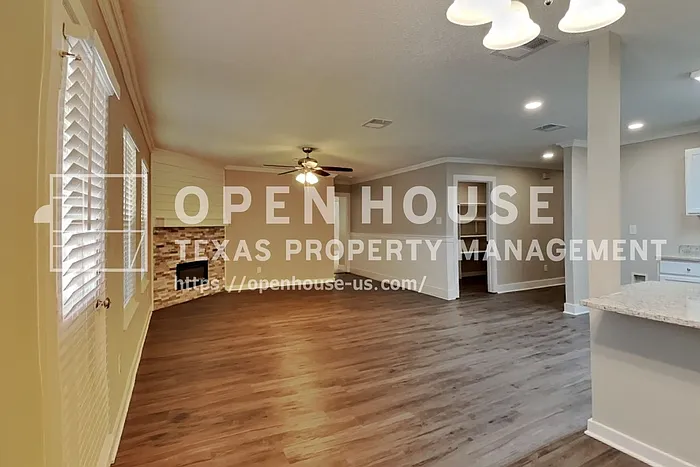 4 bed, 2.0 bath, 2088 sqft, $2,300 — Photo 4