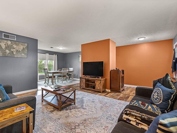 3rd image of 210 Shearwood Ave