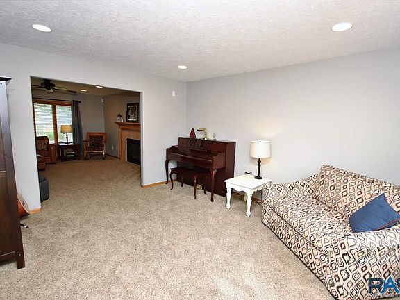 4th image of 2417 S Grinnell Ave