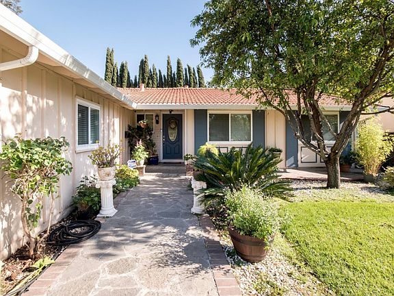 4th image of 874 Hellyer Ave