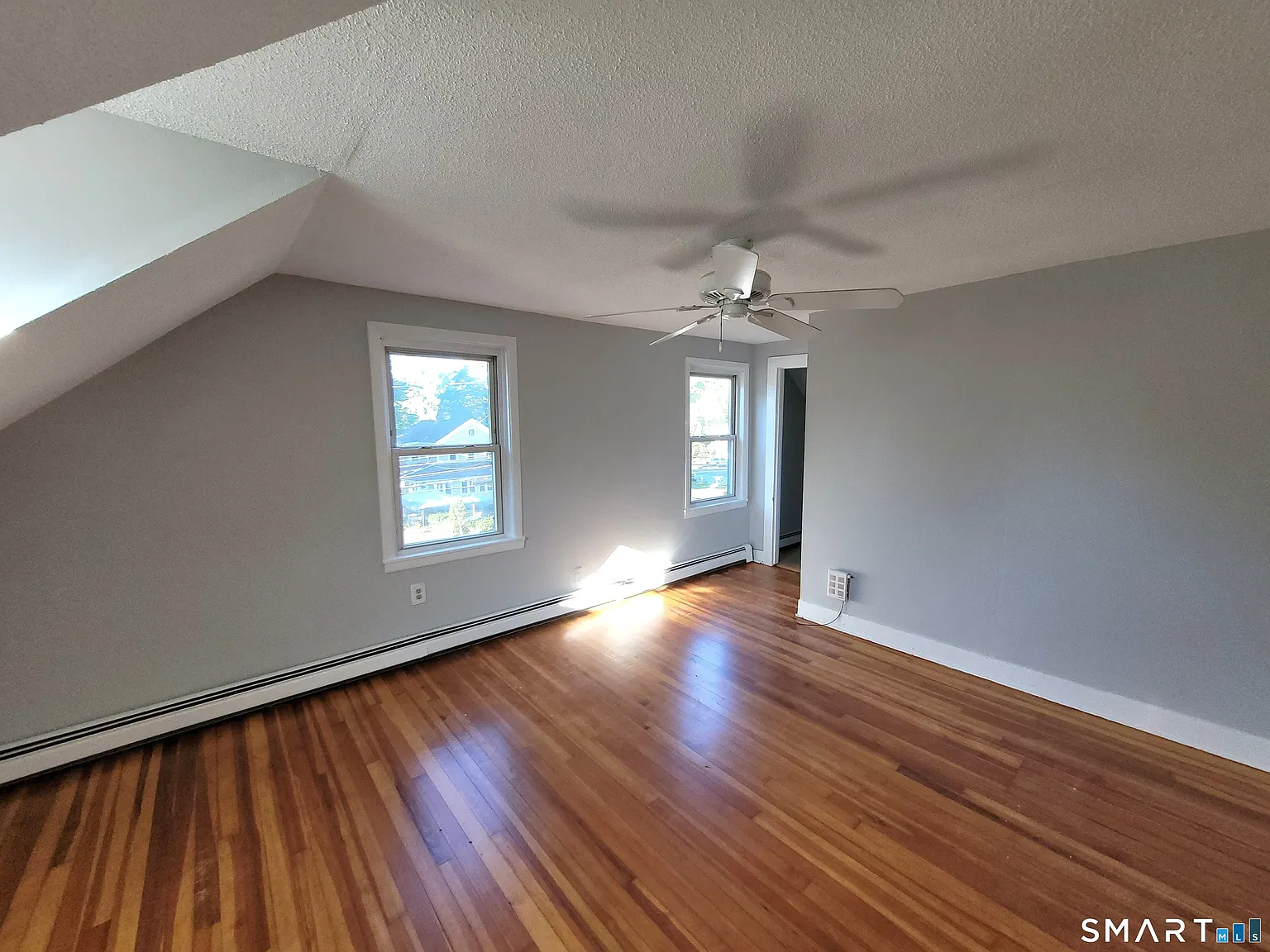 3 bed, 1.0 bath, 948 sqft, $2,100 — Photo 3
