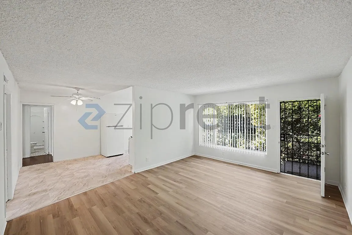 3 bed, 9000 sqft, $2,900 — Photo 1