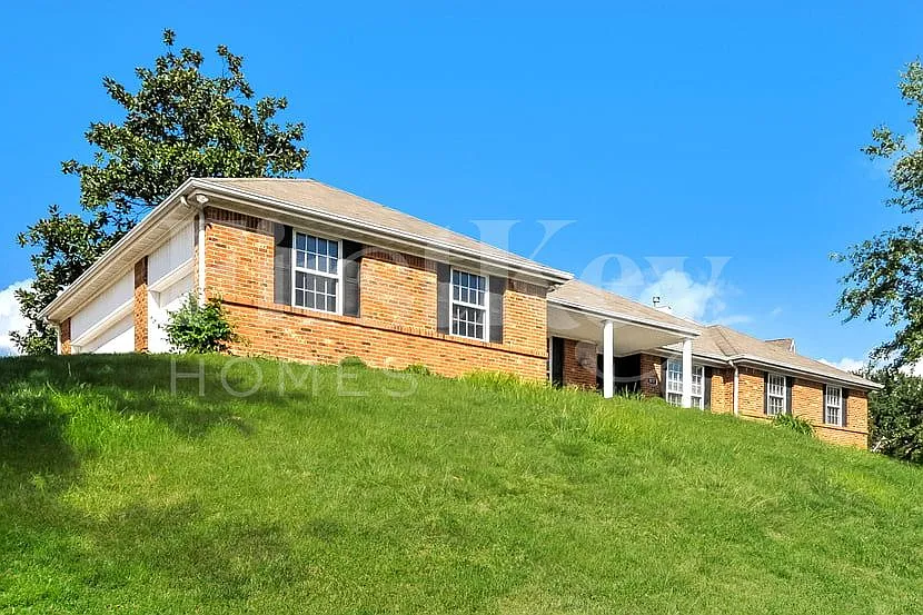 4 bed, 3.5 bath, 3979 sqft, $3,585 — Photo 2