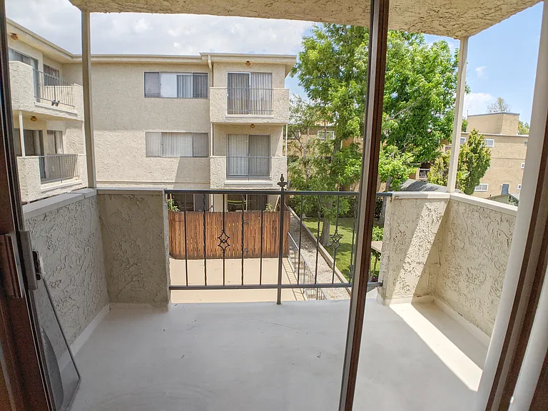 350 S Oakland Ave — Photo 8