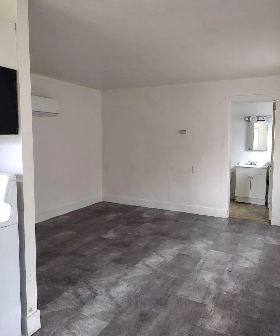 Studio, 400 sqft, $1,189 — Photo 3