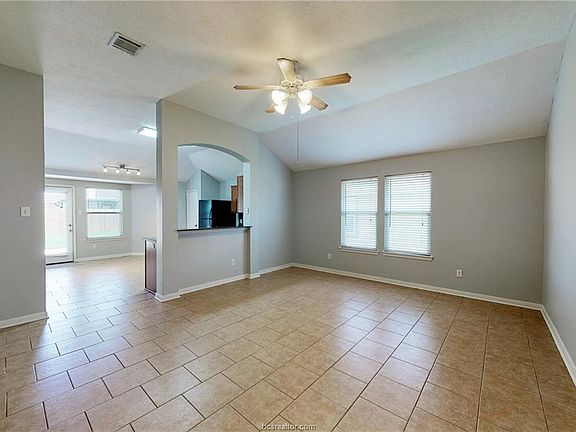 3rd image of 934 Crested Point Dr