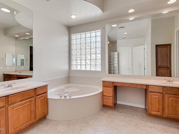 5th image of 645 E Bellerive Pl