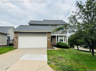 31199 Columbia Dr, Novi, MI 48377