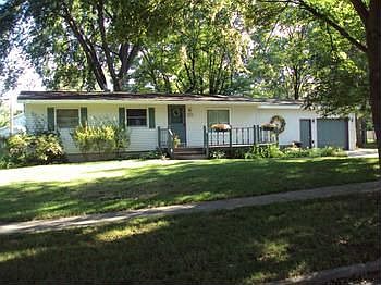 VERY CLOSE TO WOODCREST SCHOOL!! Full basement with a recreation room, bedroom and full bathroom. Pi
