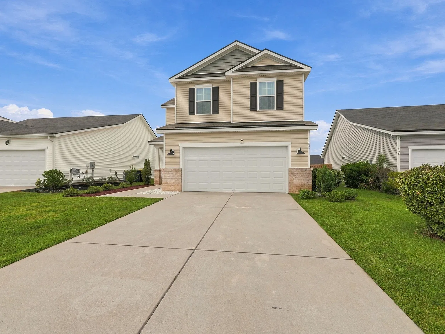 4 bed, 2.5 bath, 2046 sqft, $2,450 — Photo 2
