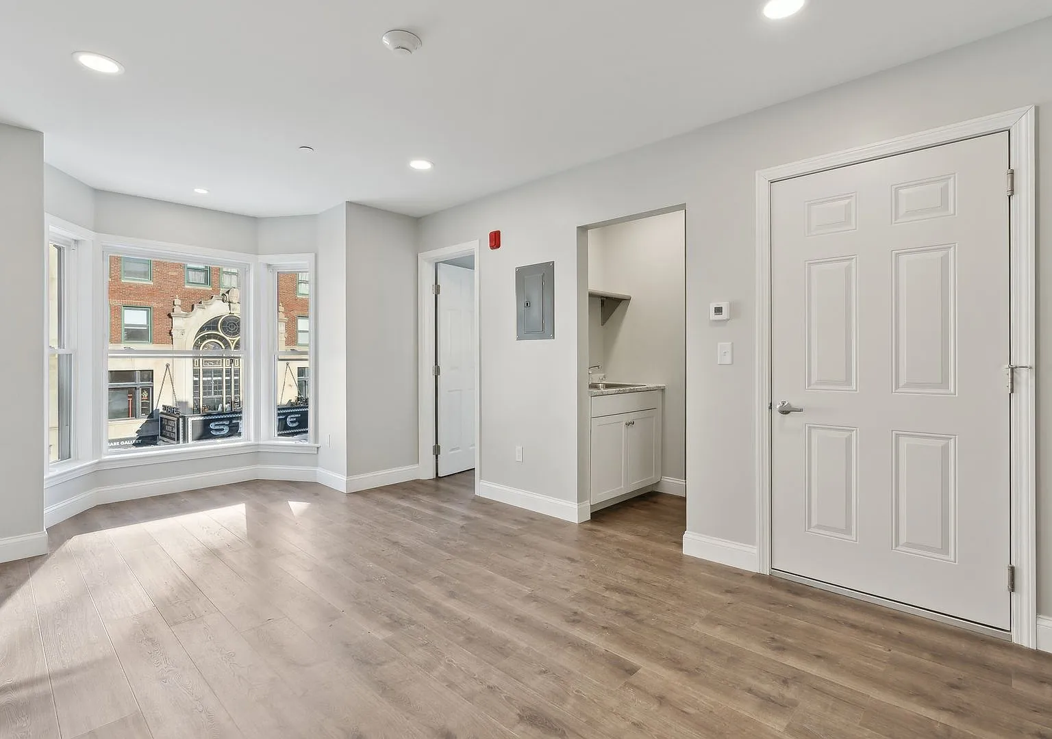 "610" on Congress St: New Studio Apt. 1BA $1500.00 Heat & H20 included — Photo 4