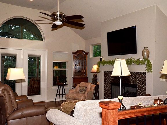 3rd image of 7 McCollough Pl