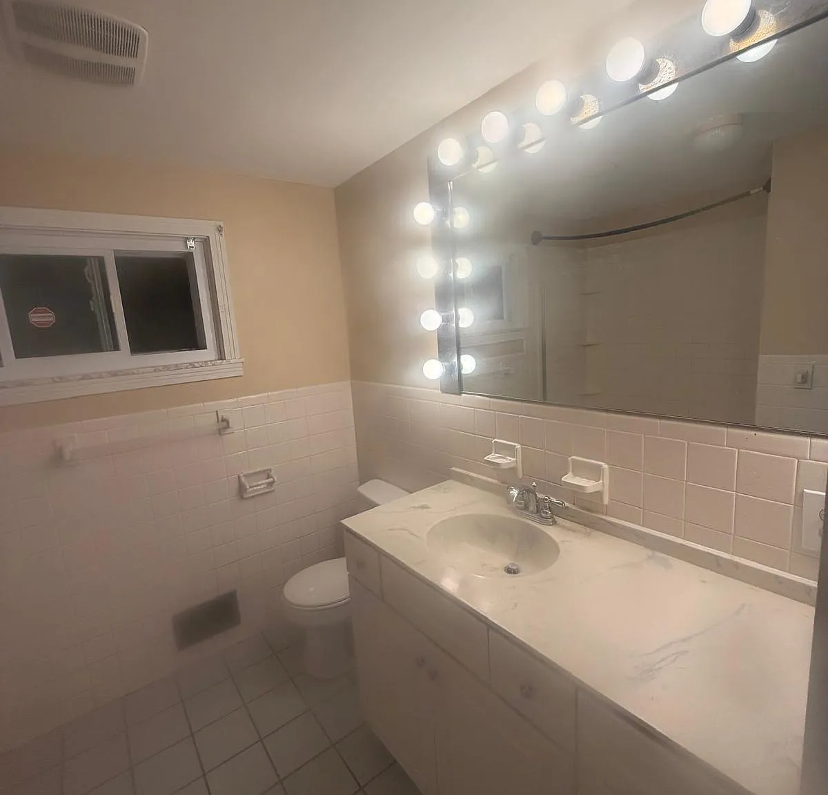 4 bed, 1904 sqft, $2,300 — Photo 3