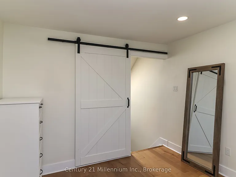 194 Escarpment Cres — Photo 18