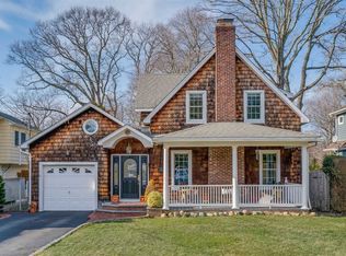 39 Grove St, Cold Spring Harbor, NY 11724