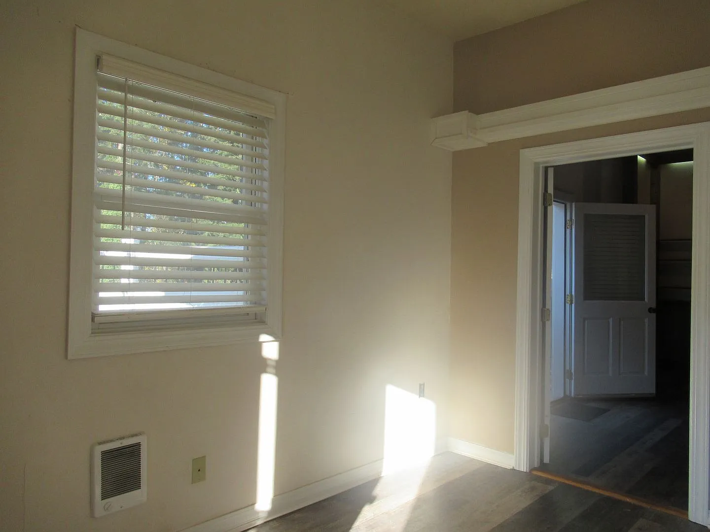Spacious 1 Bedroom, .75 Bathroom Mil Apartment All Utilities Included — Photo 4