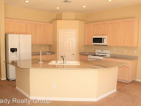 4th image of 317 Palm Trace Ave