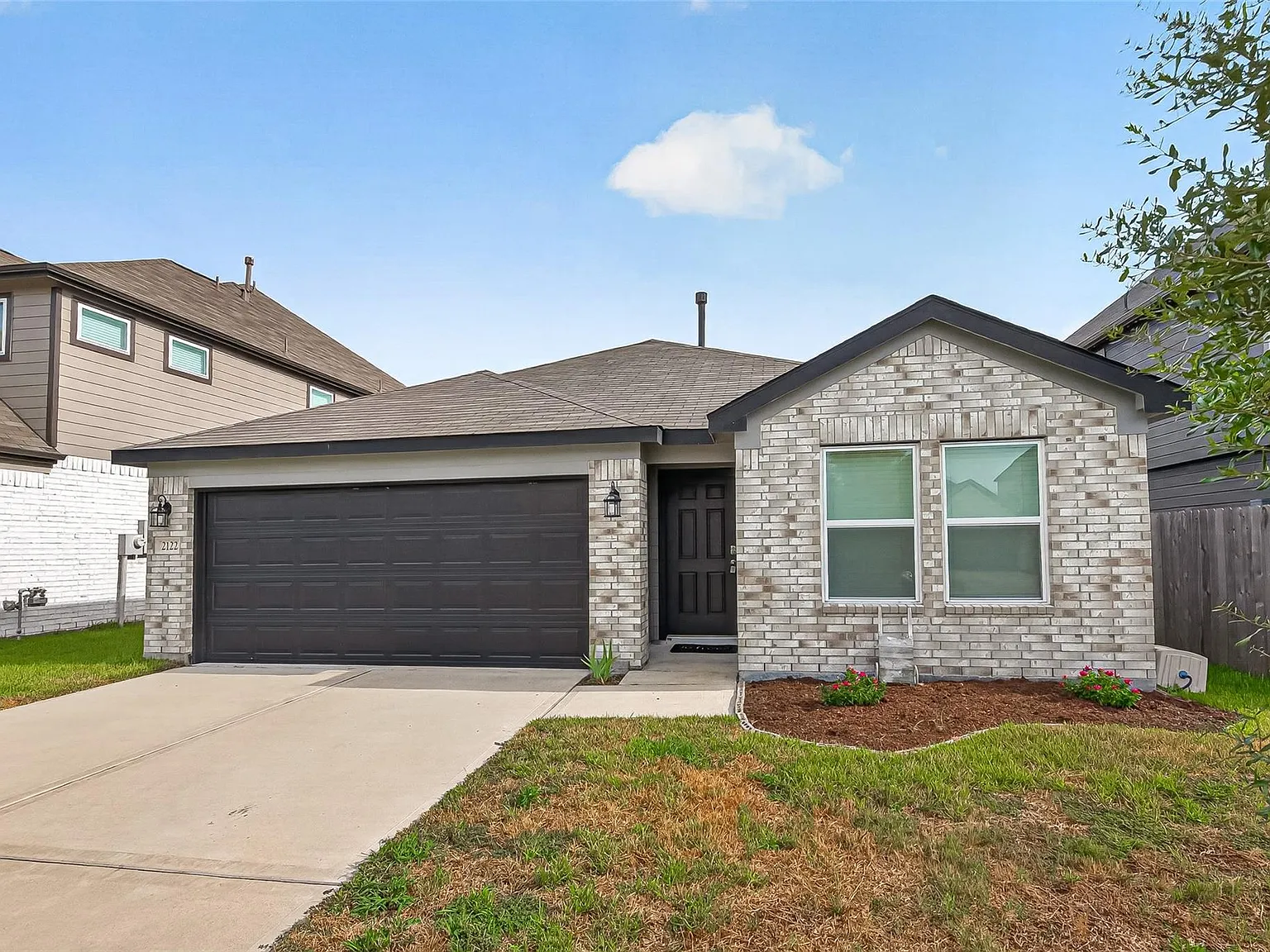 3 bed, 2.0 bath, 1394 sqft, $2,100 — Photo 3