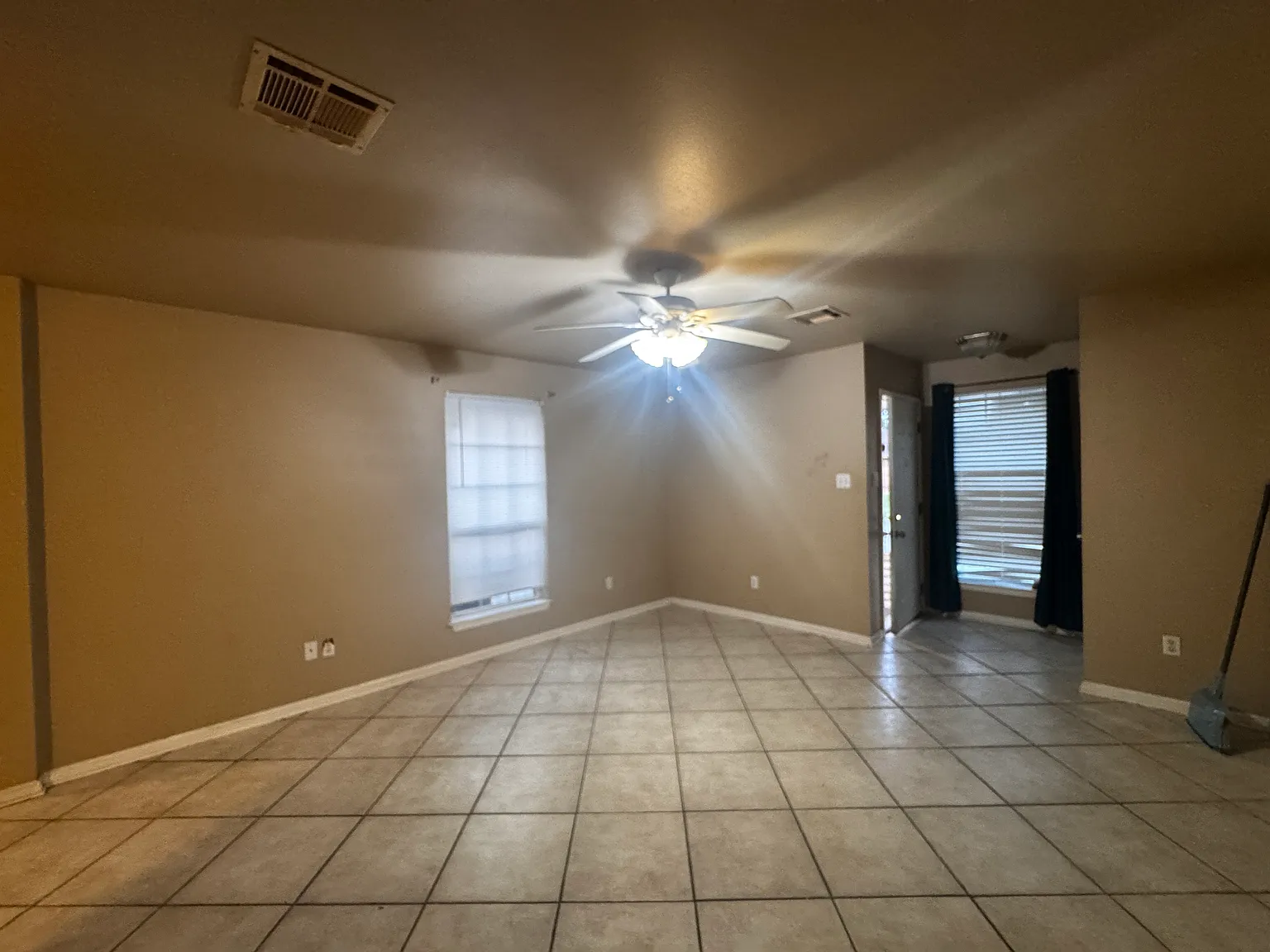 2 bed, 1000 sqft, $1,200 — Photo 3