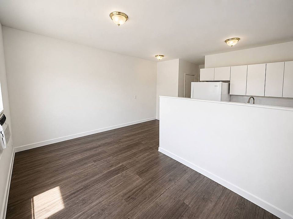 1st image of 307 W Dixie Hwy #4