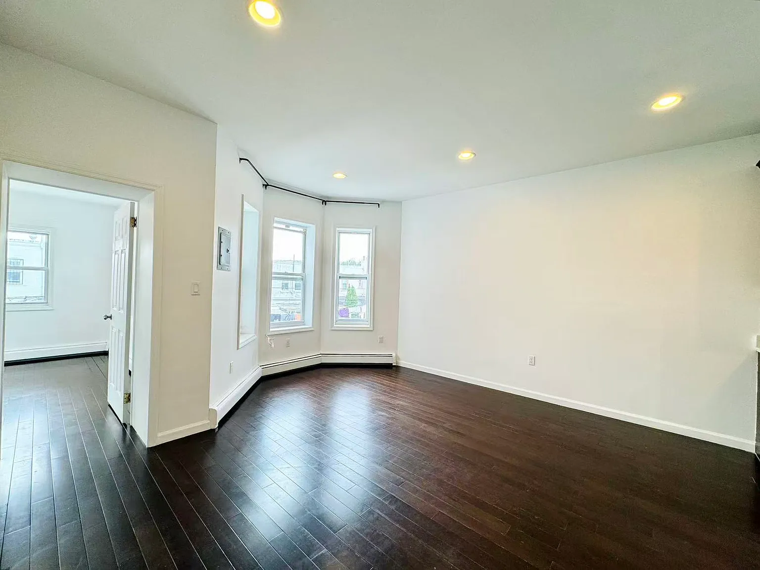 3 bed, 900 sqft, $3,000 — Photo 3