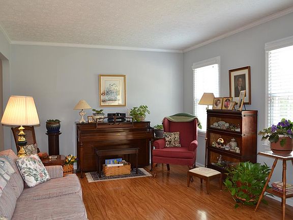 3rd image of 122 Rockford Pl